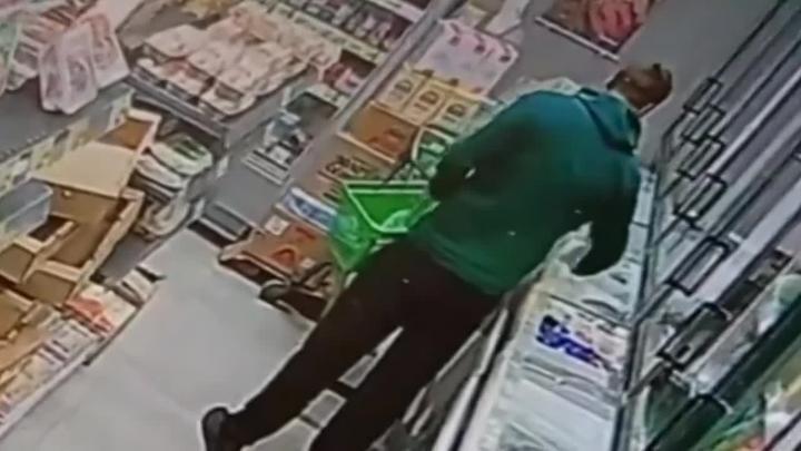 Полиция разыскивает мужчину после кражи товаров из магазина в Есаулова — Тюмень Сейчас
