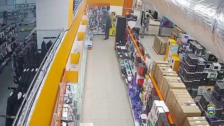 В Ялуторовске задержали подозреваемого в краже микрофона из магазина — Тюмень Сейчас