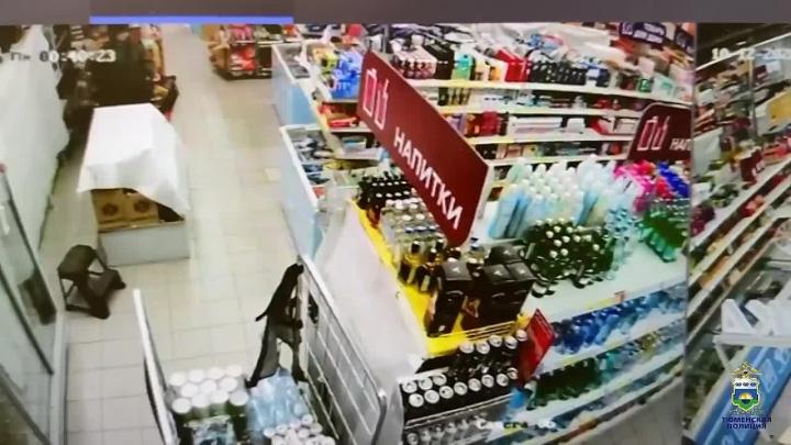 В Ялуторовске возбудили дело после попытки кражи икры из супермаркета — Тюмень Сейчас