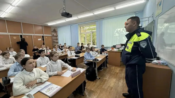 В Тюмени школьник получил травму после падения с автобуса — Тюмень Сейчас