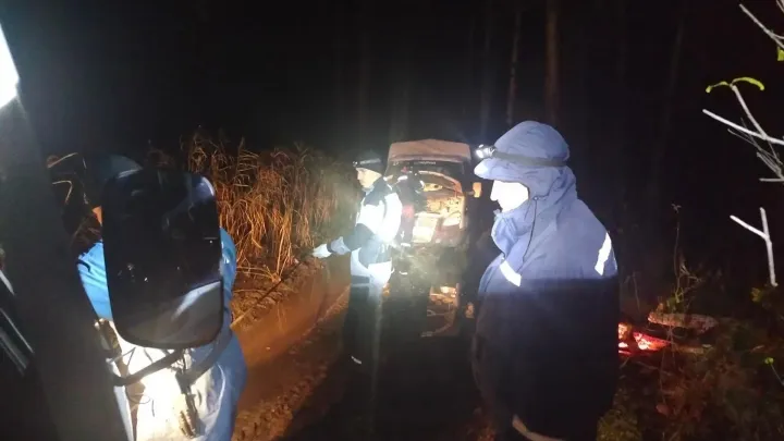В Тюменском округе спасатели эвакуировали застрявших в болоте молодых людей — Тюмень Сейчас