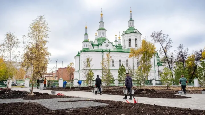 У Спасской церкви в Тюмени благоустраивают территорию под новый скве? — Тюмень Сейчас