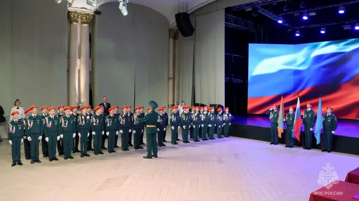 В Тюмени 34 ученика школы № 48 принесли присягу кадета МЧС России — Тюмень Сейчас