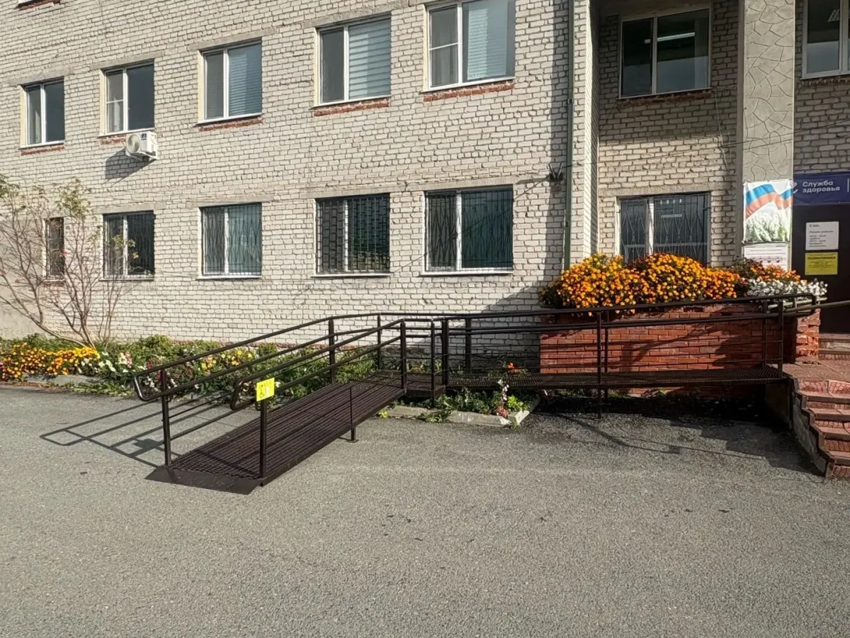 Прокуратура добилась установки нового пандуса в поликлинике Омутинского