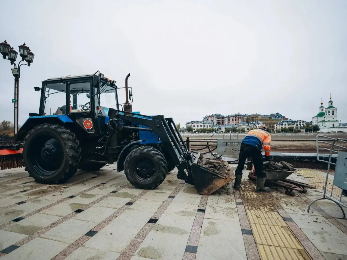 На тюменской набережной продолжают восстановительные работы после паводка