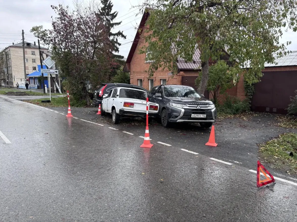 Пьяный водитель без прав врезался в припаркованные машины, пострадал ребенок