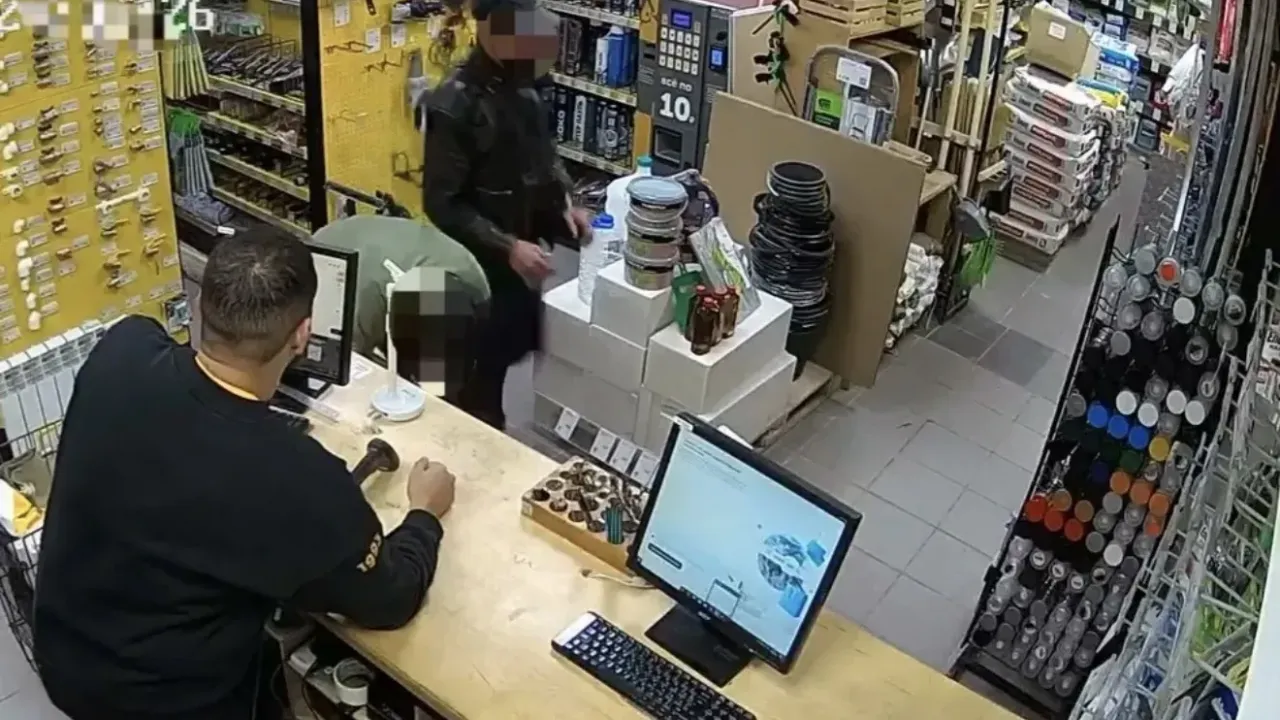 В Тюмени задержали подозреваемого в краже силового кабеля из магазина — Тюмень Сейчас