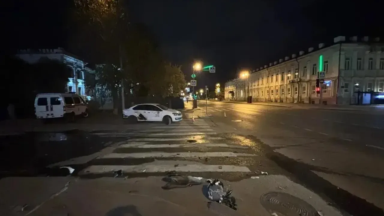 В центре Тюмени после ДТП загорелся мотоцикл, водитель скрылся — Тюмень Сейчас