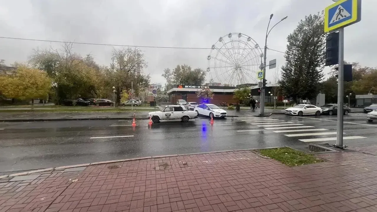 На регулируемом переходе на улице Ленина автомобиль сбил 14-летнюю школьницу — Тюмень Сейчас