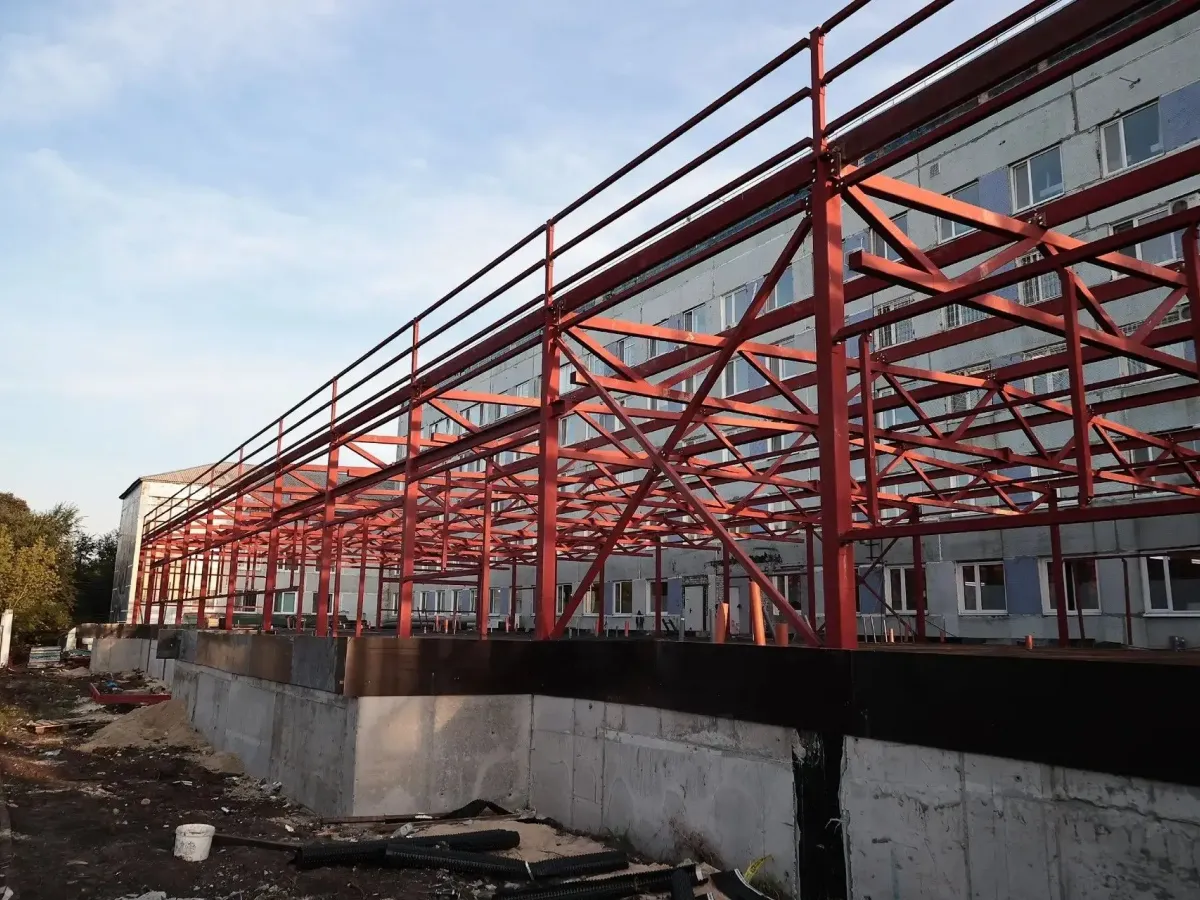 На площадку нового приёмного отделения доставили модульную конструкцию