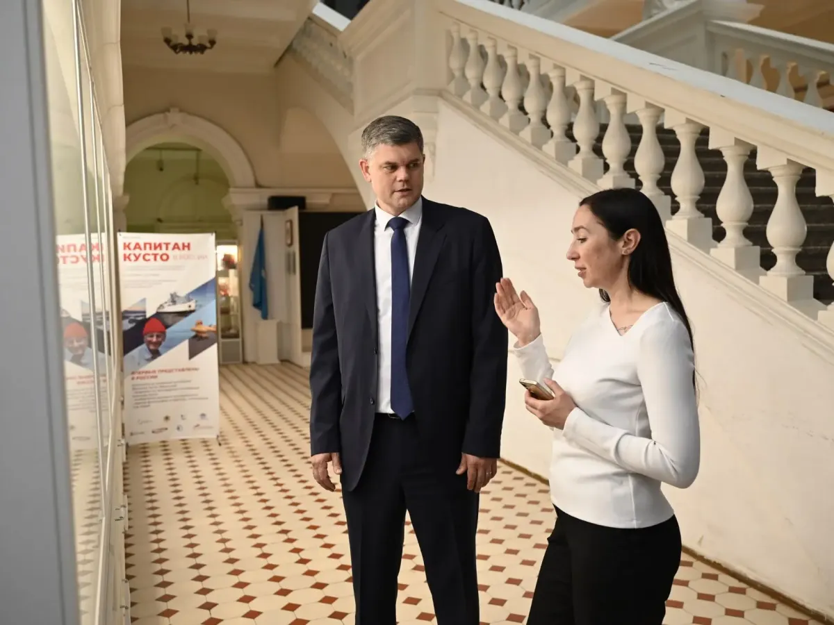 Выставка о Кусто открыла очную программу Молодёжного географического форума БРИКС+