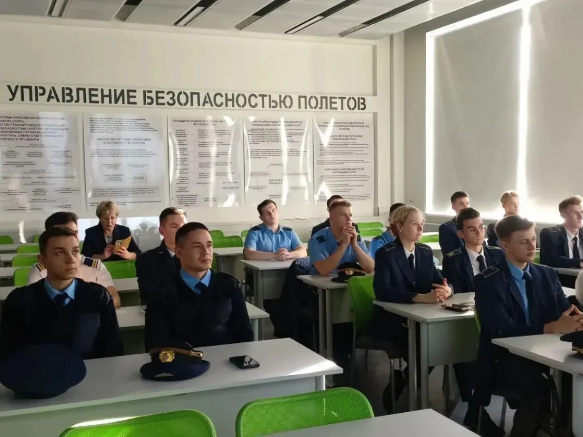 Курсантам института гражданской авиации показали, как читать семейные хроники в архивах
