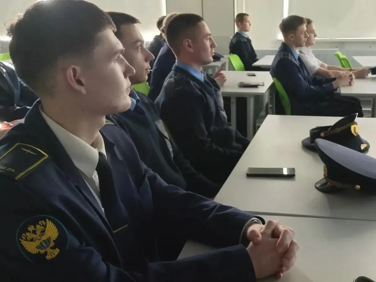 Курсантам института гражданской авиации показали, как читать семейные хроники в архивах