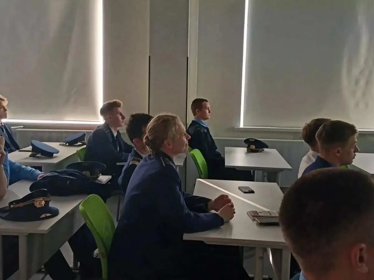 Курсантам института гражданской авиации показали, как читать семейные хроники в архивах