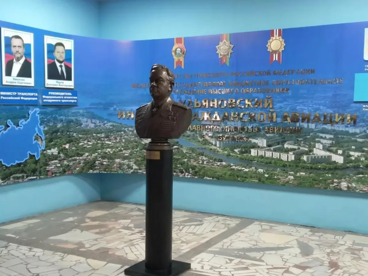 Курсантам института гражданской авиации показали, как читать семейные хроники в архивах