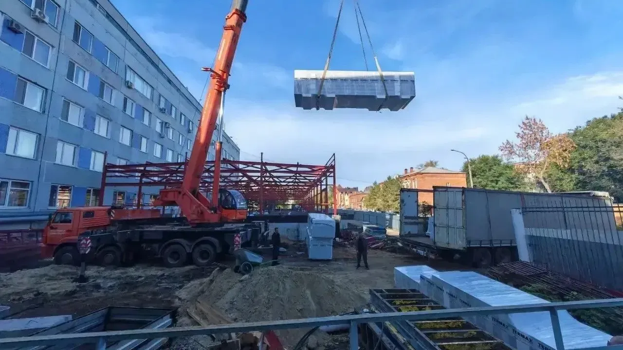 На площадку нового приёмного отделения доставили модульную конструкцию — Ульяновск Сейчас