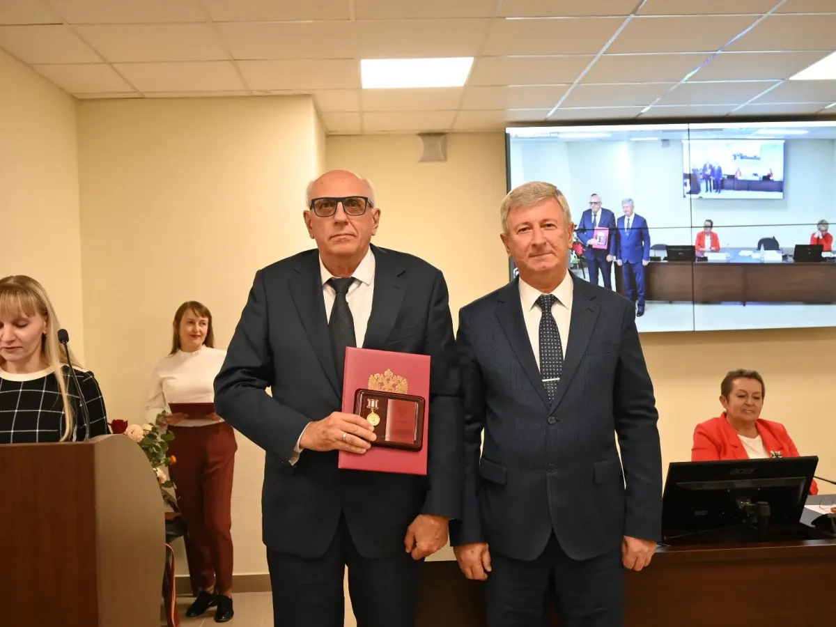 В регионе обсудили развитие службы помощи матери и ребенку и наградили медработников