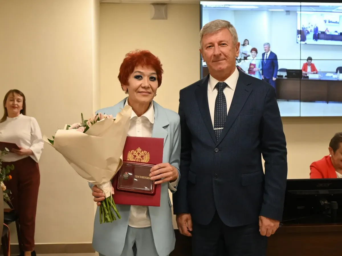 В регионе обсудили развитие службы помощи матери и ребенку и наградили медработников